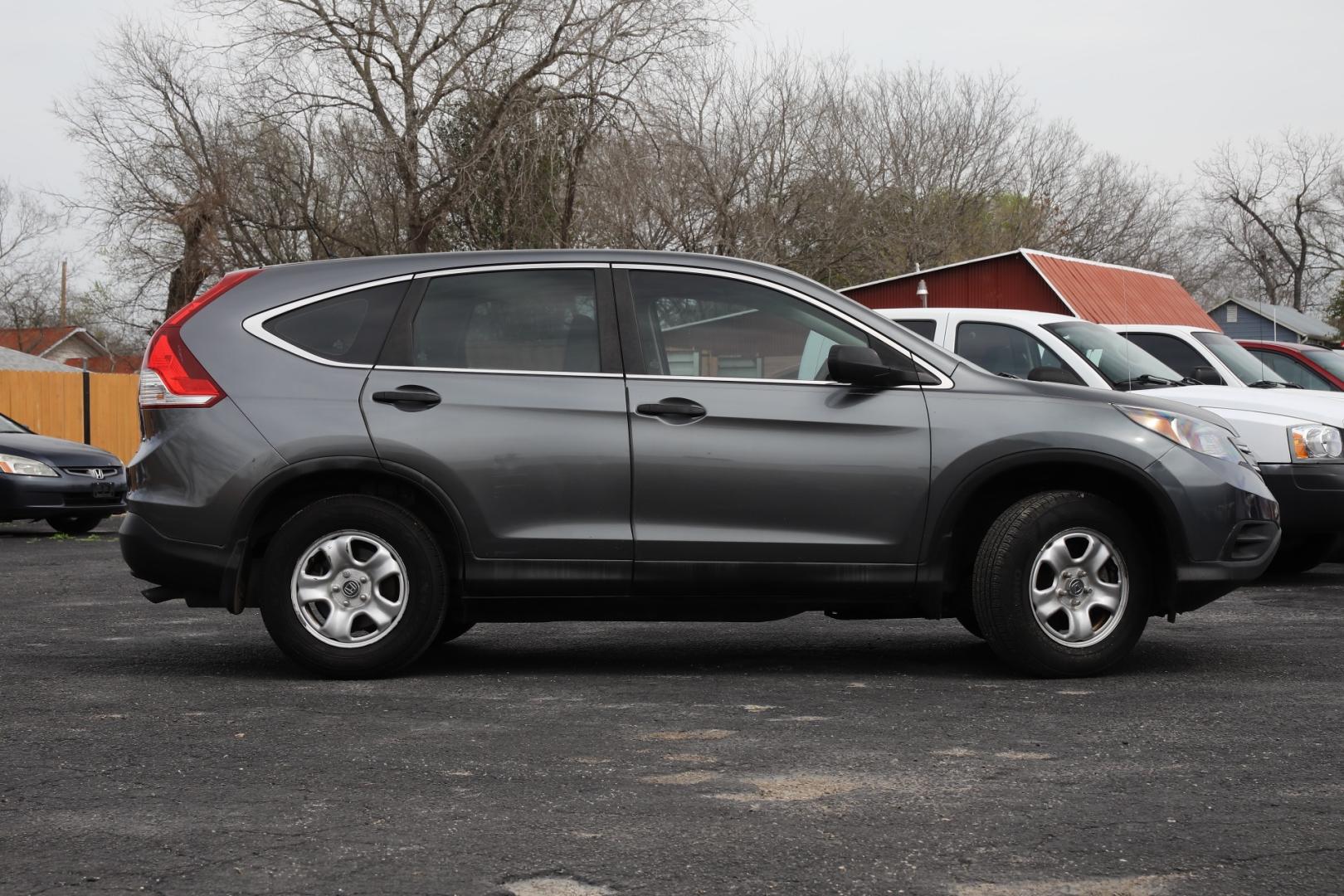 2013 GRAY HONDA CR-V LX 2WD 5-Speed AT (3CZRM3H38DG) with an 2.4L L4 DOHC 16V engine, 5-SPEED AUTOMATIC transmission, located at 420 E. Kingsbury St., Seguin, TX, 78155, (830) 401-0495, 29.581060, -97.961647 - Photo#3